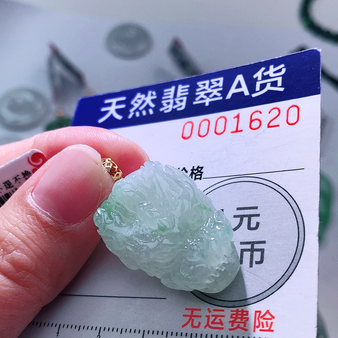 翡翠颈饰18K金镶嵌吊坠