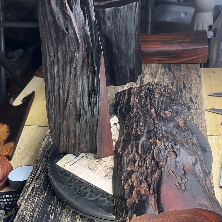 一***汤红木风化随型摆件