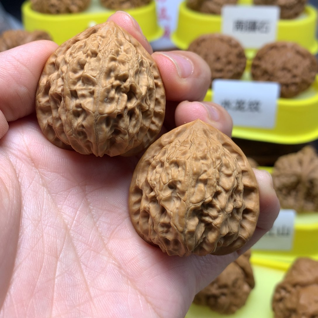 文玩核桃吊坠35金牛
