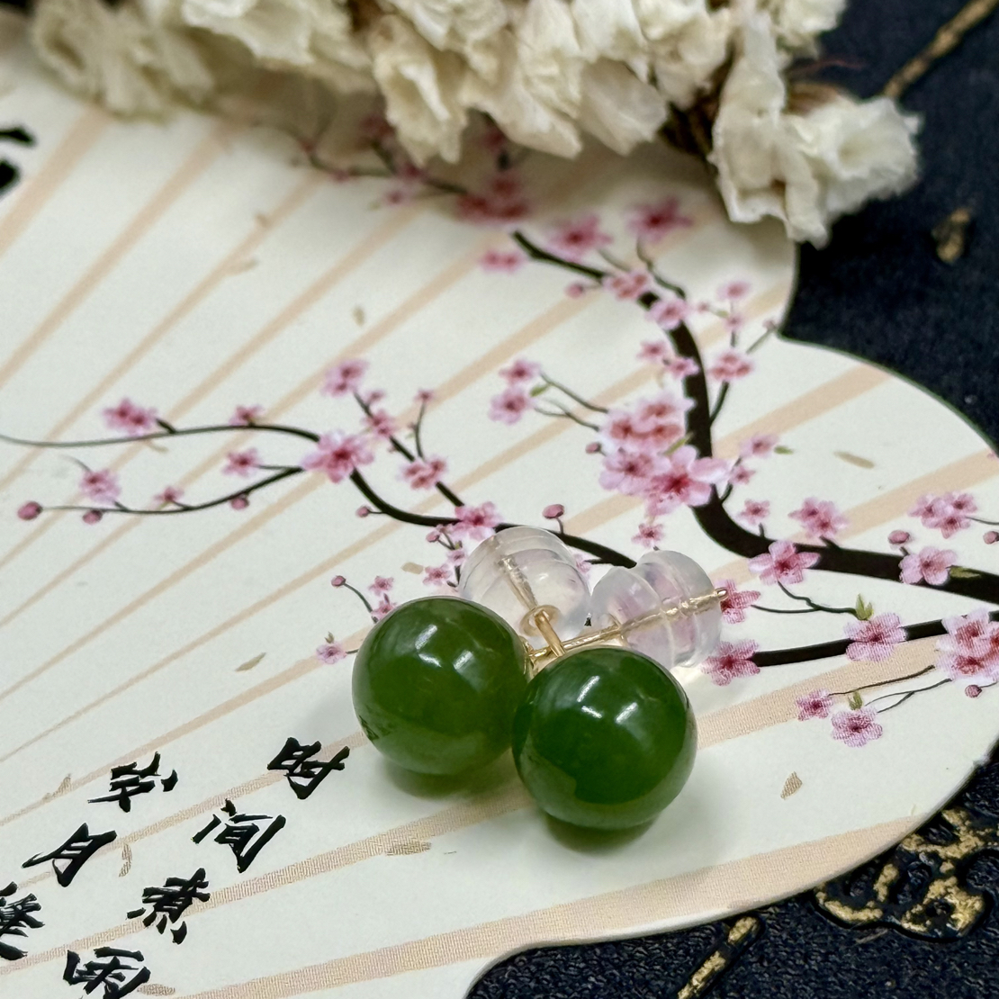 和田玉粉绿碧玉耳钉18k金-7.5mm+-多样性发其一-ls62-1435