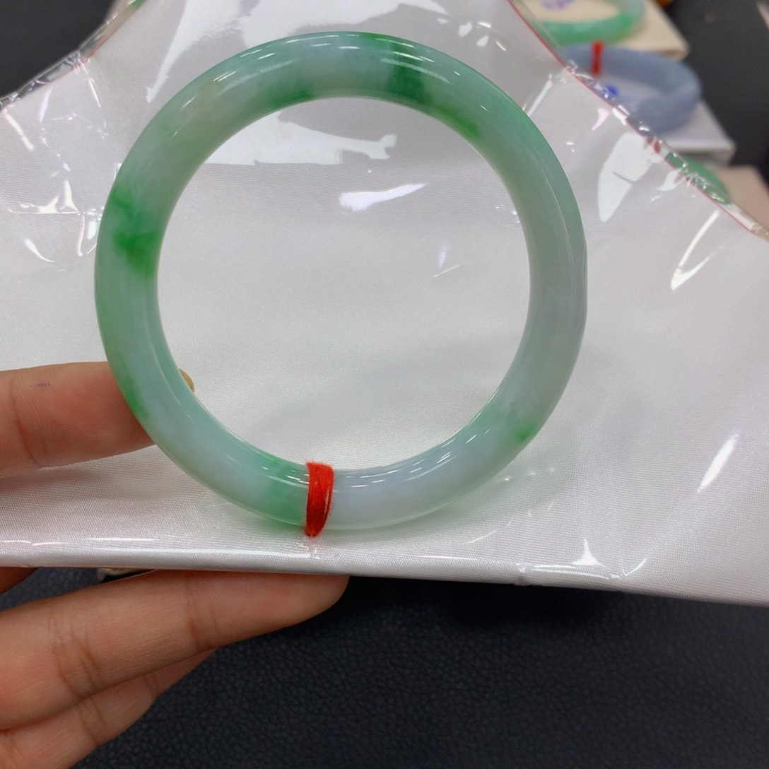 翡翠手镯未镶嵌?翡翠