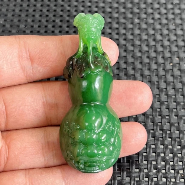 【七号矿聚红皮俏色巧雕43克】俄老料碧玉约69*27*19mm葫芦吊坠