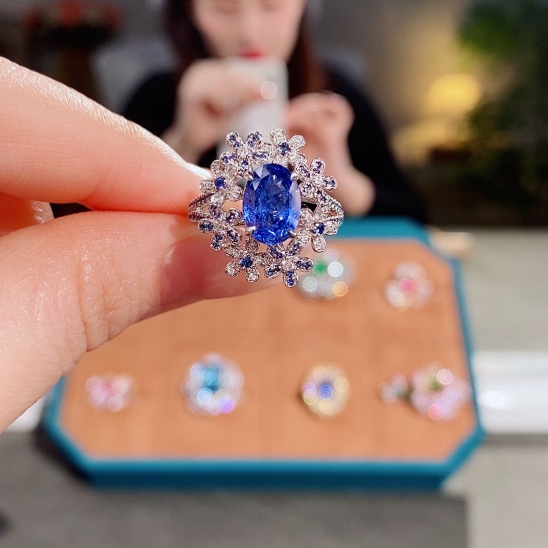 蓝宝石戒指18K金镶嵌2.24ct矢车菊aigs