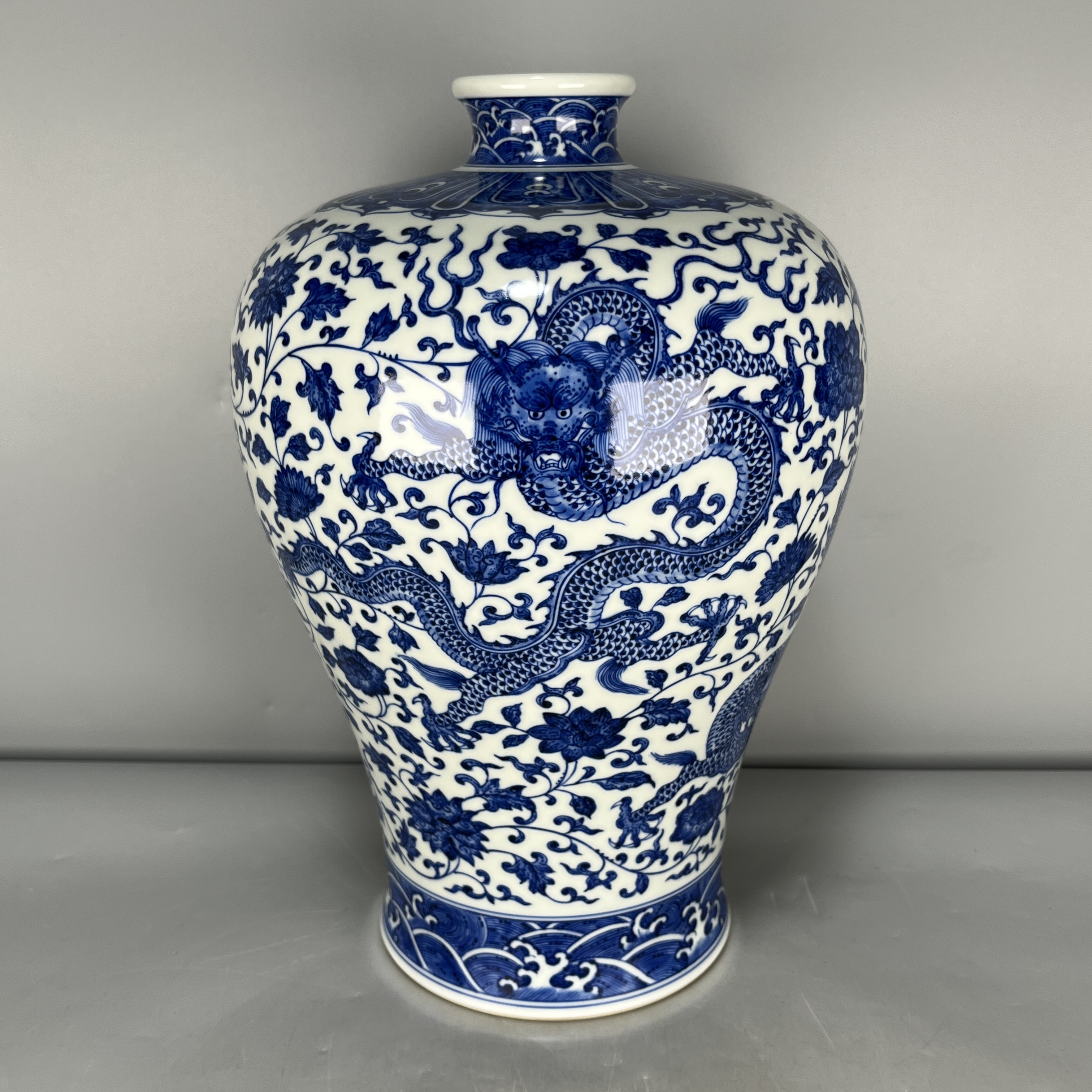 仿古瓷 仿古大清乾隆年制青花穿枝龙纹梅瓶