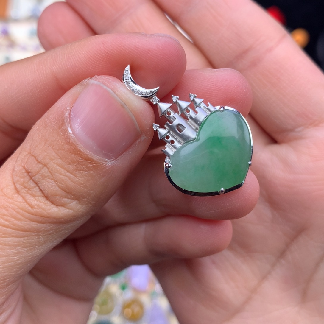 翡翠吊坠(不含链)18K金镶嵌爱心