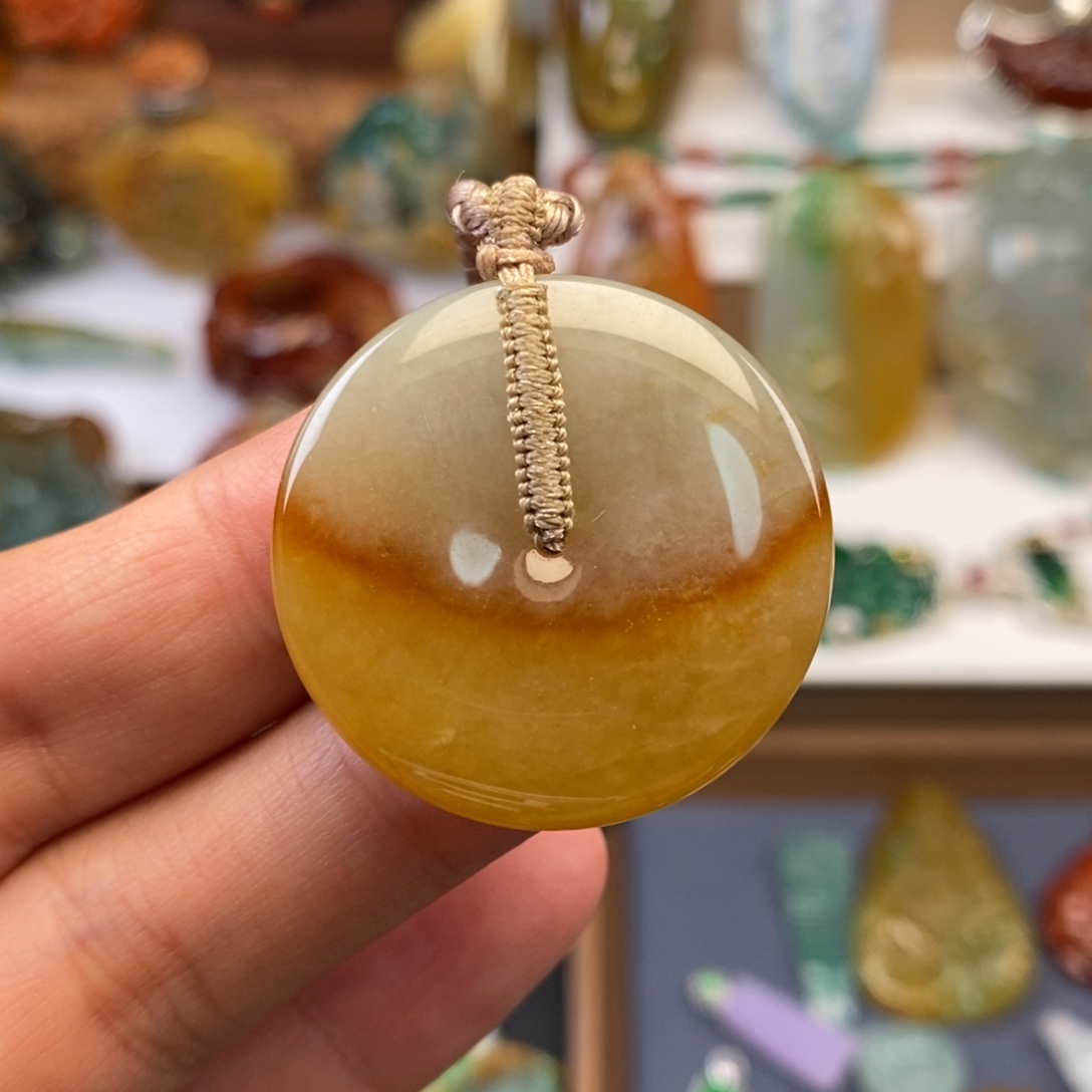 翡翠未镶嵌颈饰特色平安扣