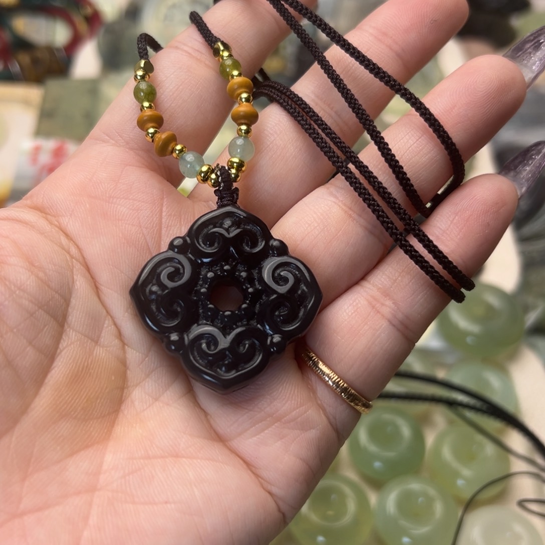 蛇纹石玉颈饰合金