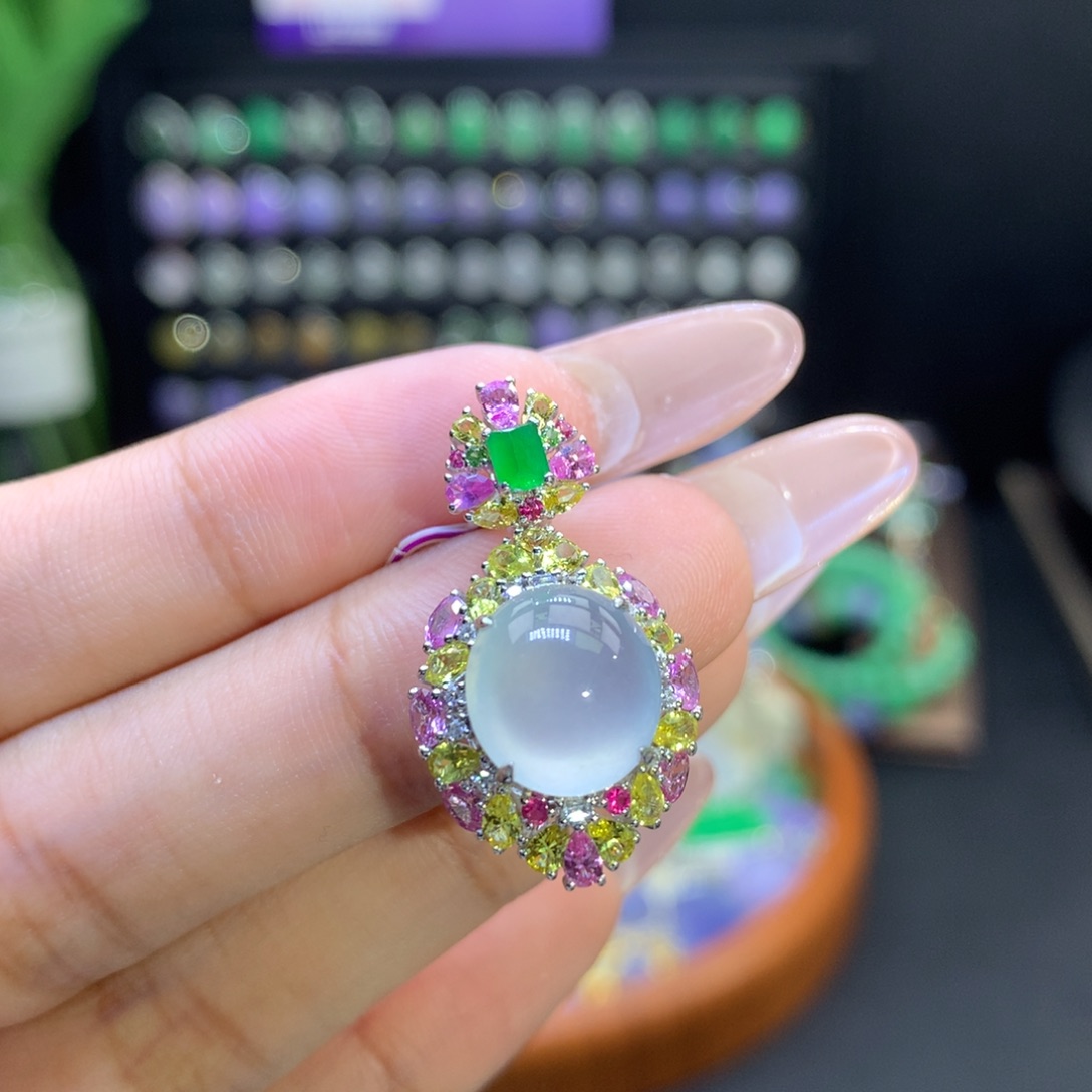 翡翠18K金镶嵌颈饰