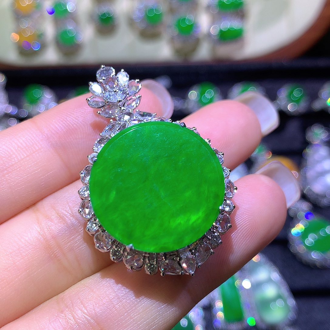 翡翠18K金镶嵌颈饰高冰满绿无事牌一刀切