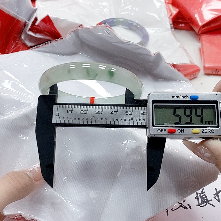 翡翠手镯未镶嵌223。    