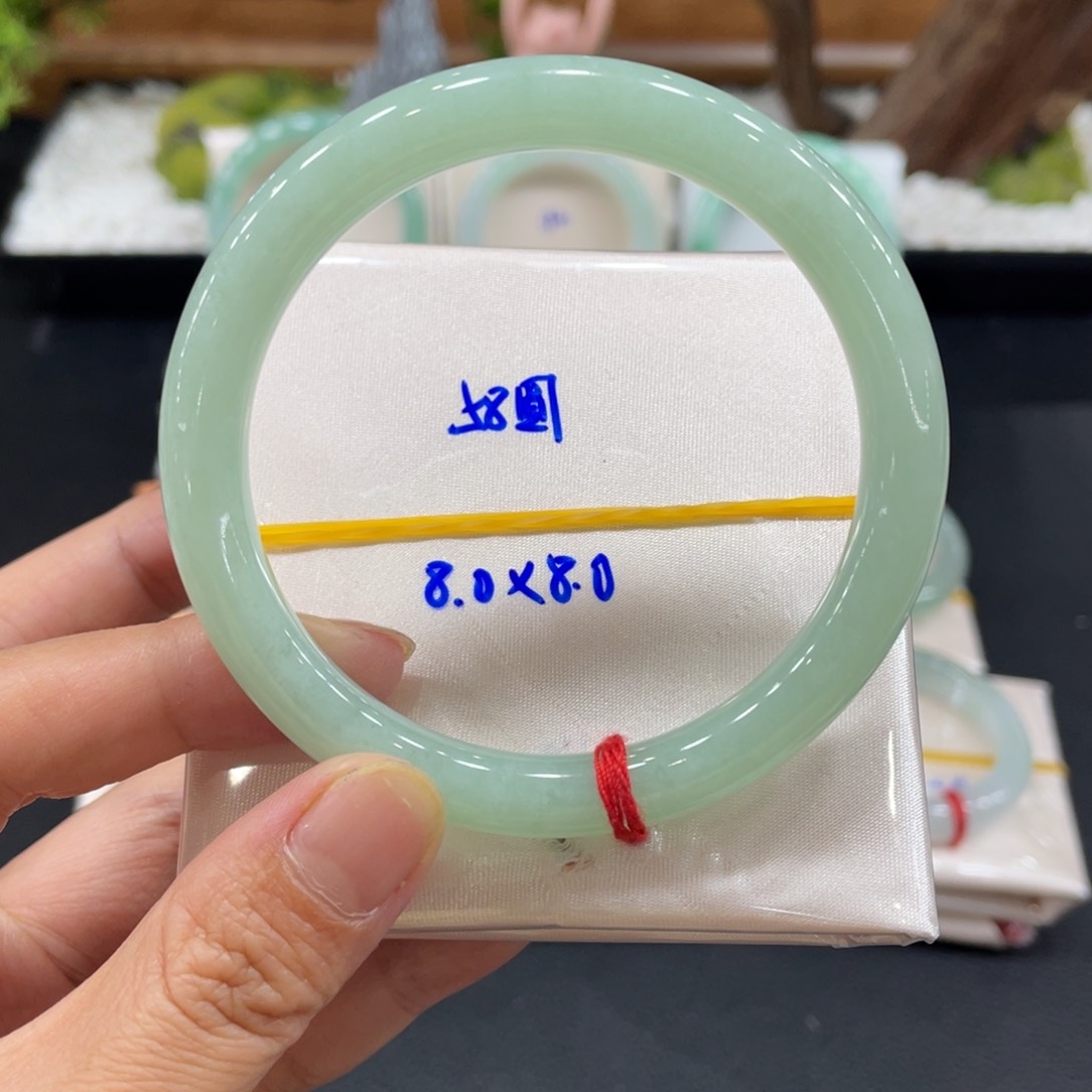 翡翠手镯未镶嵌天然翡翠