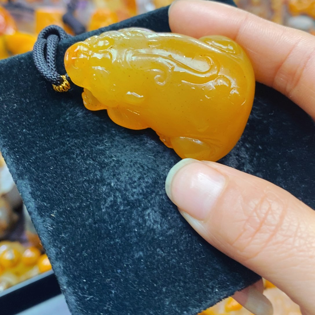 未镶嵌石英质玉（黄龙玉）颈饰