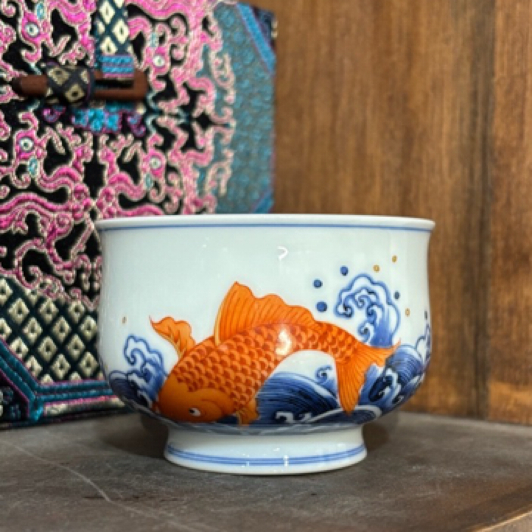 景德镇小卿亭青花矾红锦鲤海浪炉士杯
