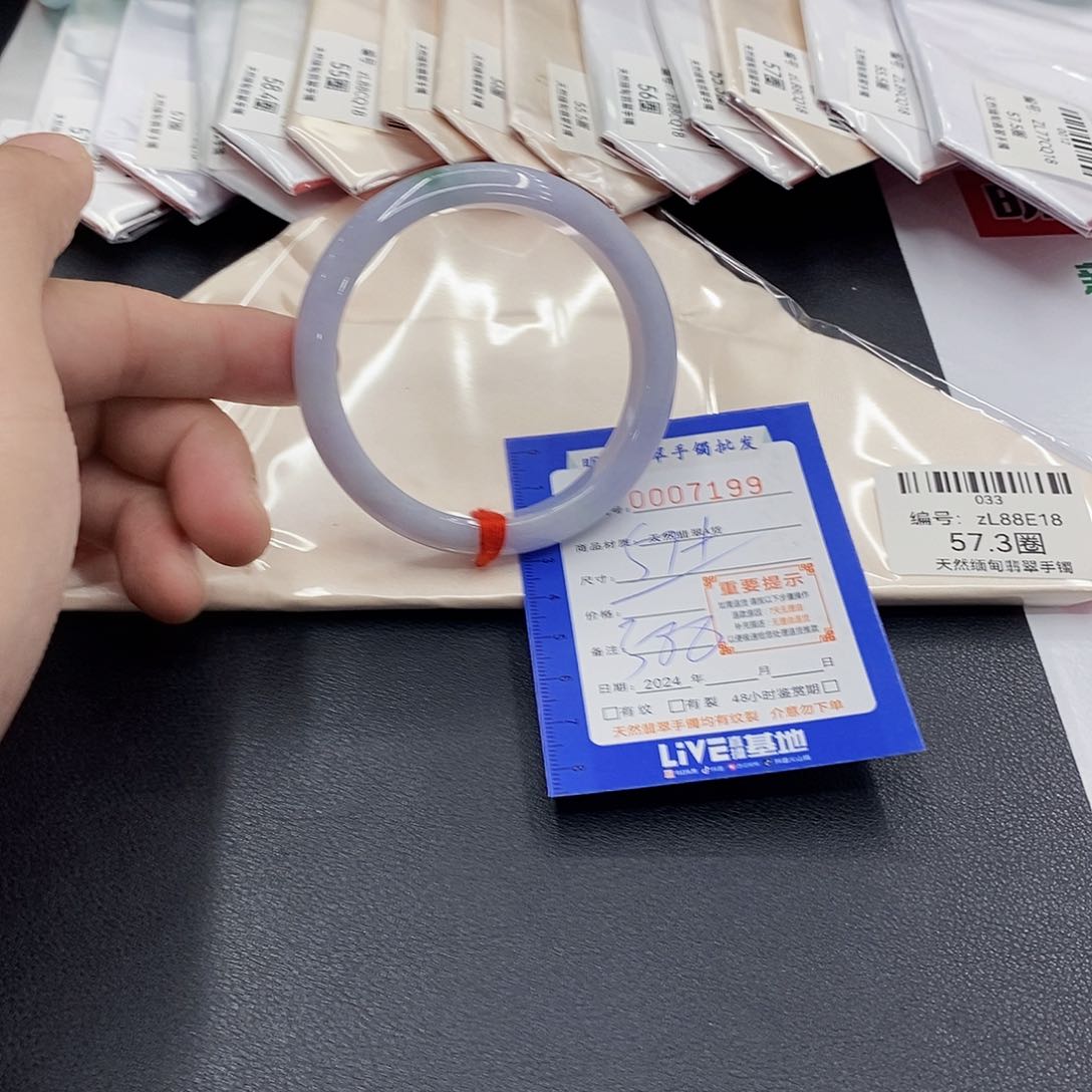 翡翠手镯未镶嵌翡翠手镯