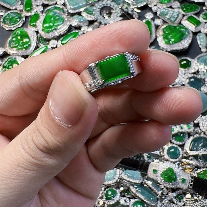 翡翠颈饰未镶嵌天然A货翡翠放漏