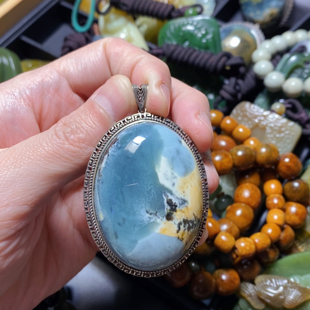 蛇纹石玉未镶嵌颈饰