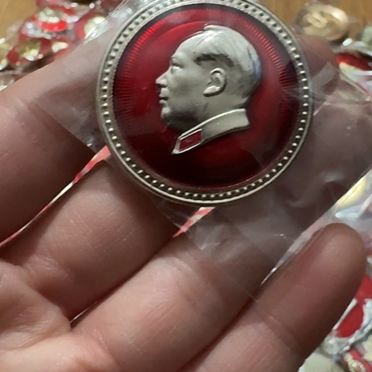 三***宝其他普通金属圆形红色人物像章