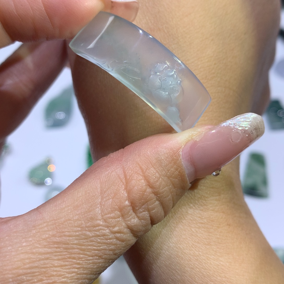 翡翠颈饰未镶嵌手牌