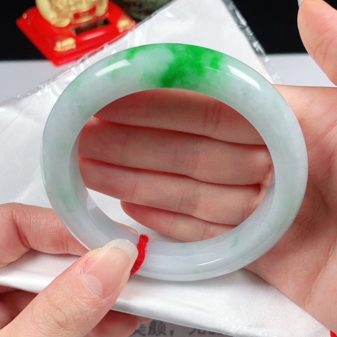 翡翠手镯未镶嵌60圈