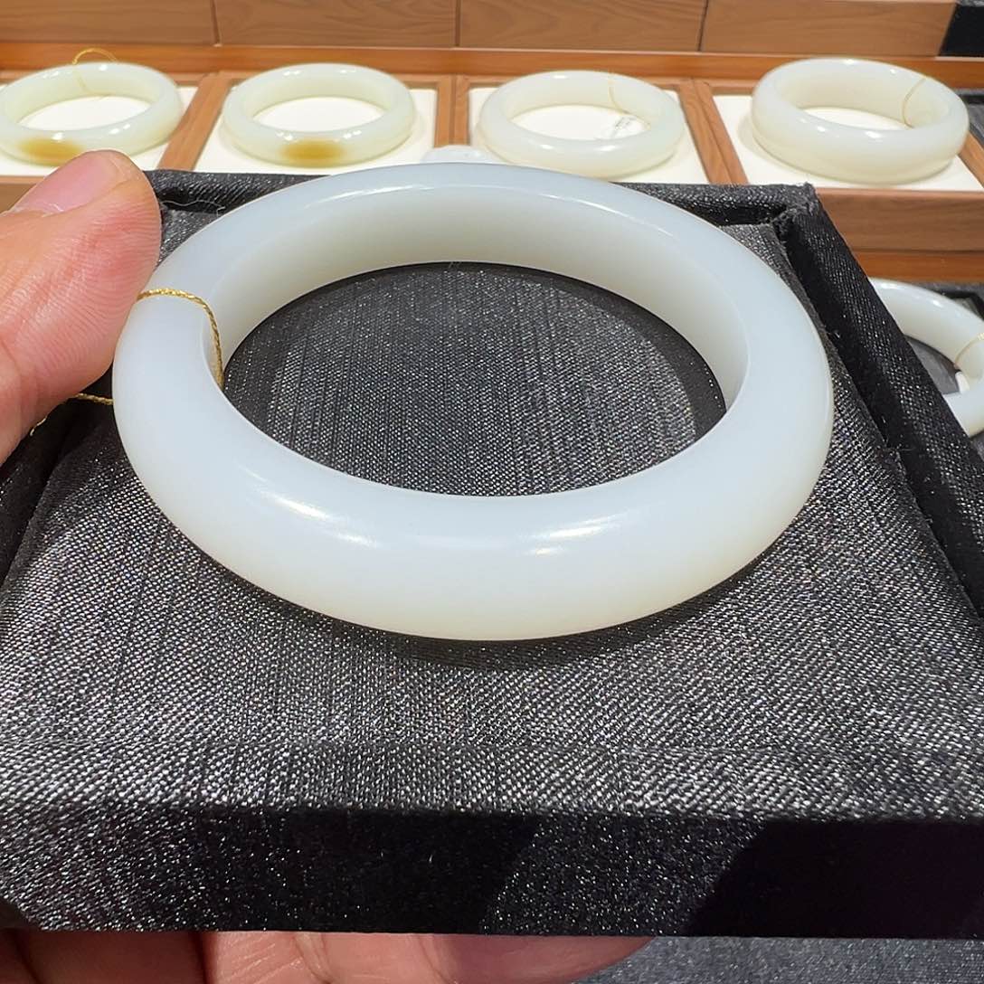 和田玉未镶嵌手镯