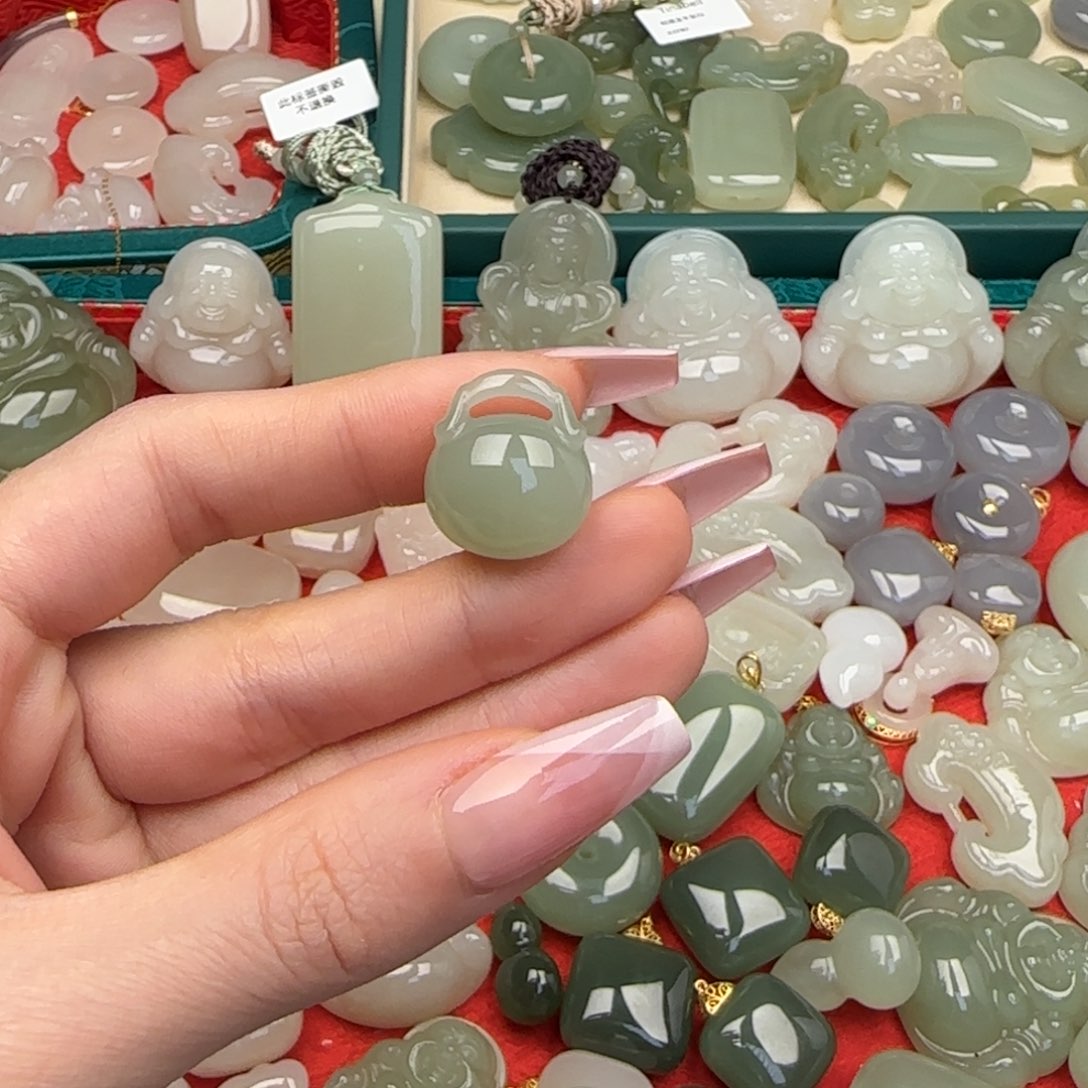 和田玉耳饰未镶嵌上***。