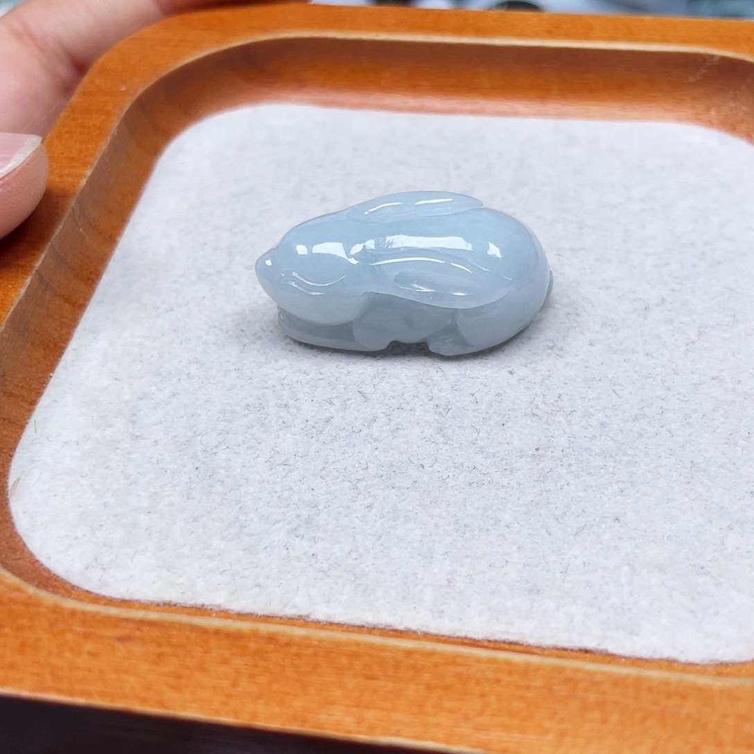 翡翠未镶嵌颈饰兔兔
