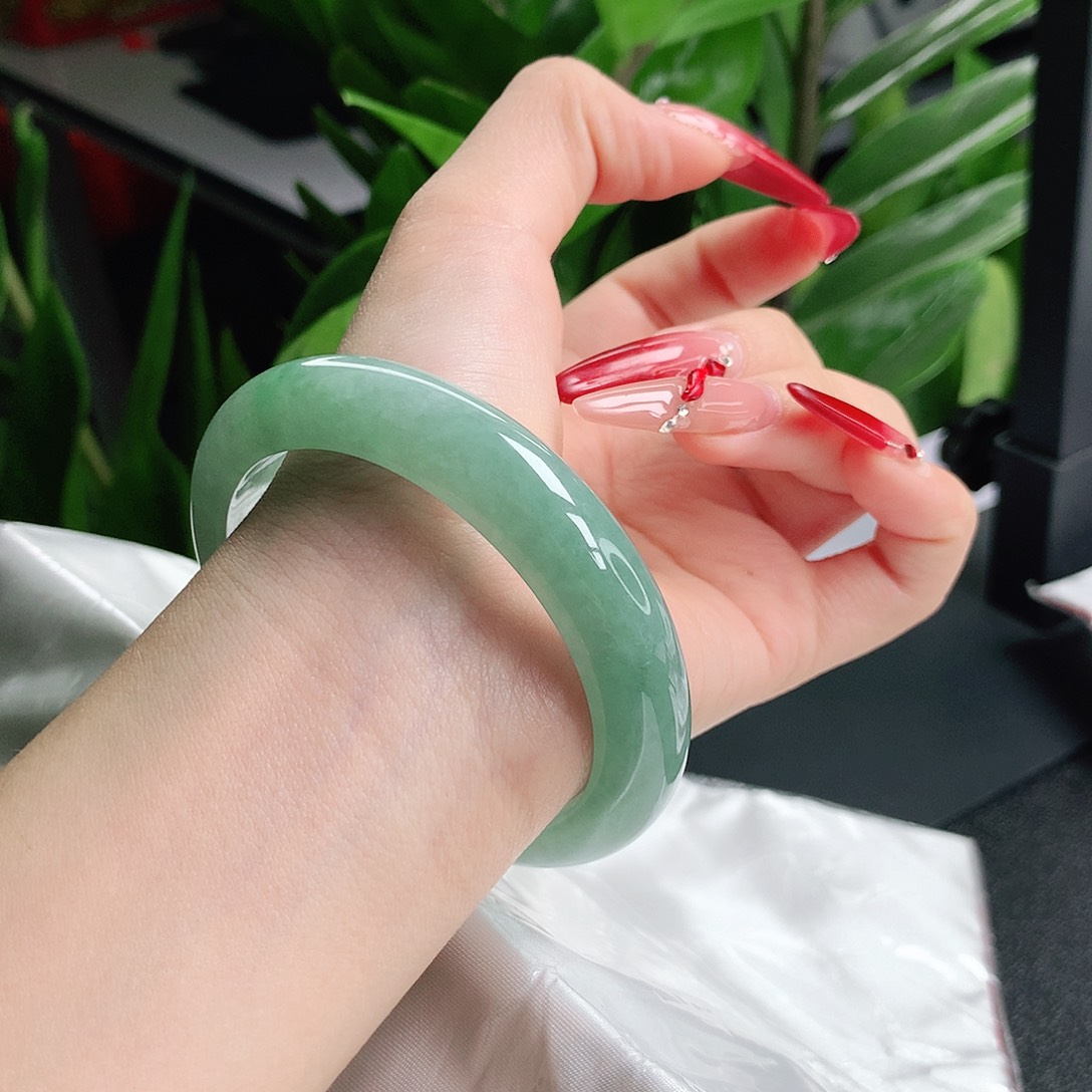 翡翠手镯未镶嵌55圈。