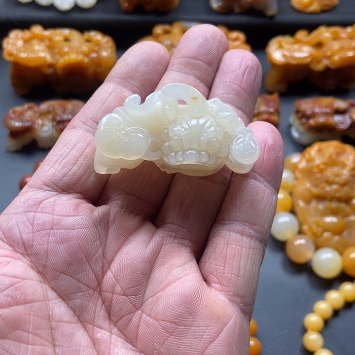 石英质玉（黄龙玉）未镶嵌颈饰