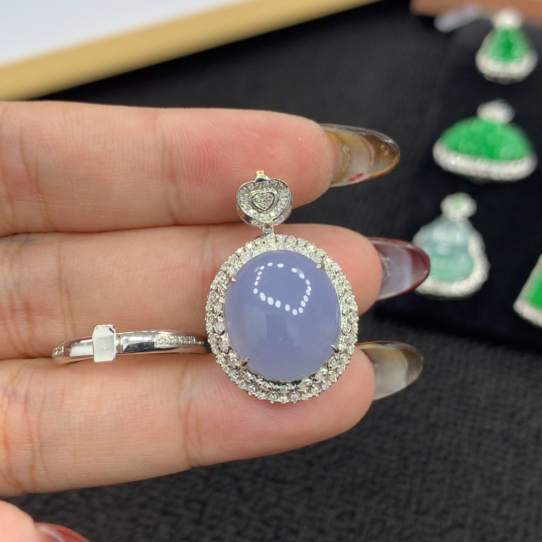 颈饰18K金镶嵌翡翠蛋面