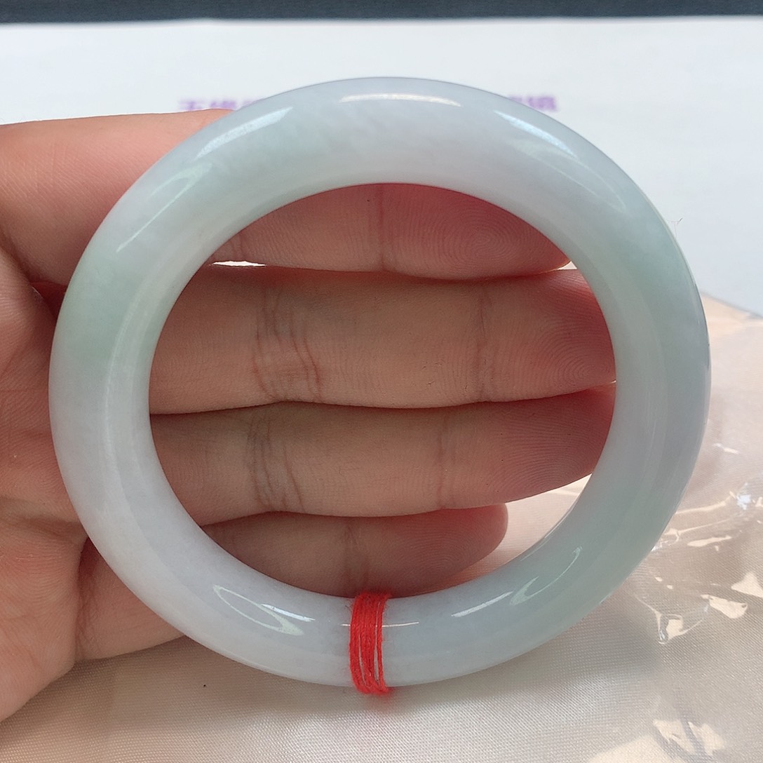 翡翠手镯（圆镯）未镶嵌60-61圈。305号