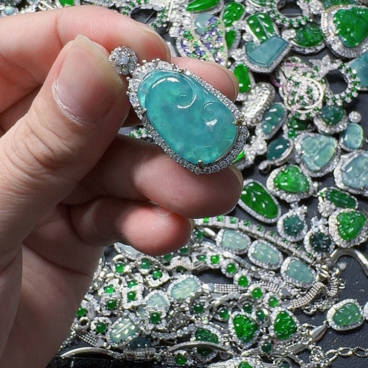 翡翠颈饰未镶嵌天然A货翡翠放漏