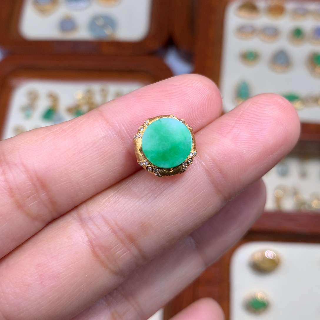 翡翠18K金镶嵌毛衣链绿圆牌