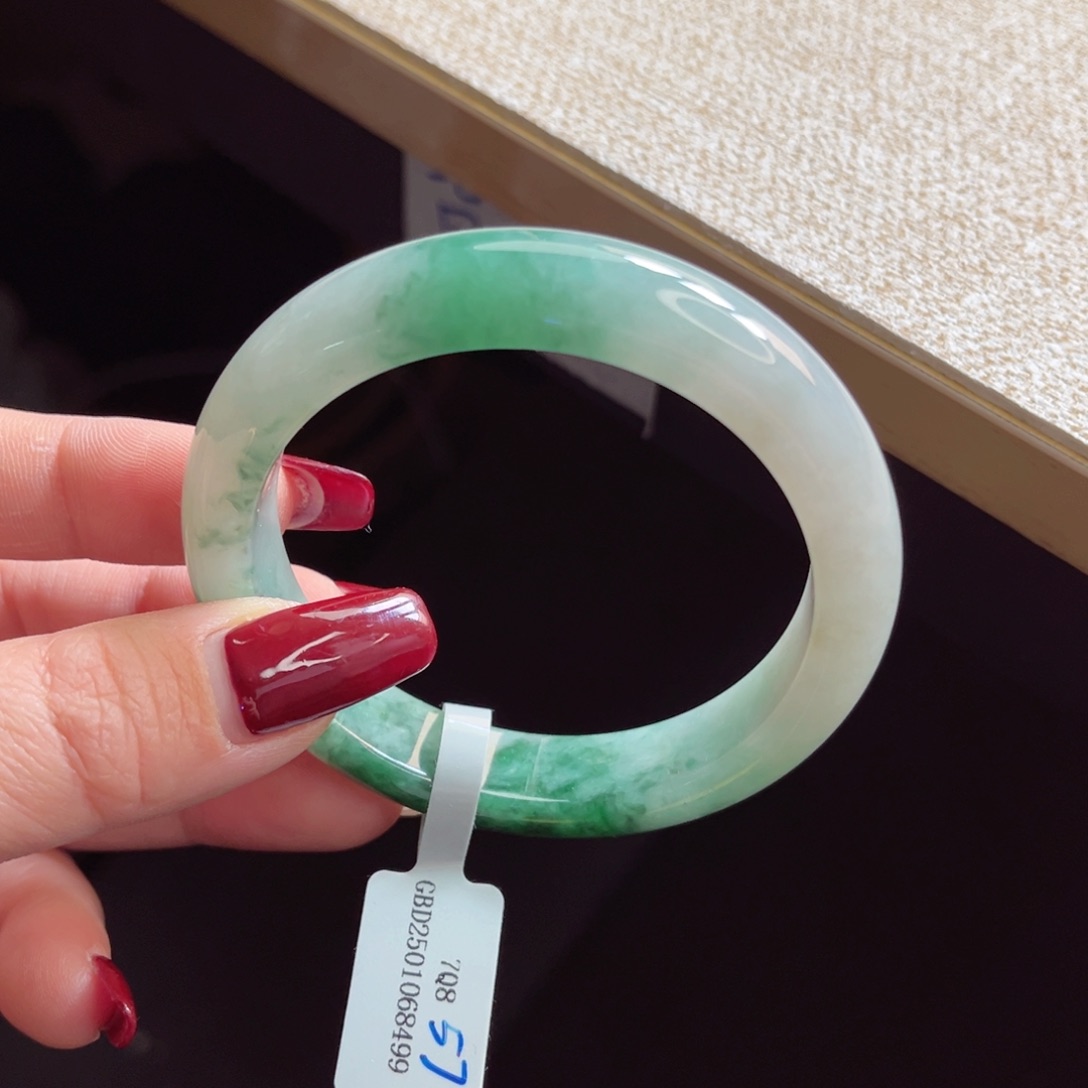 翡翠手镯未镶嵌手镯