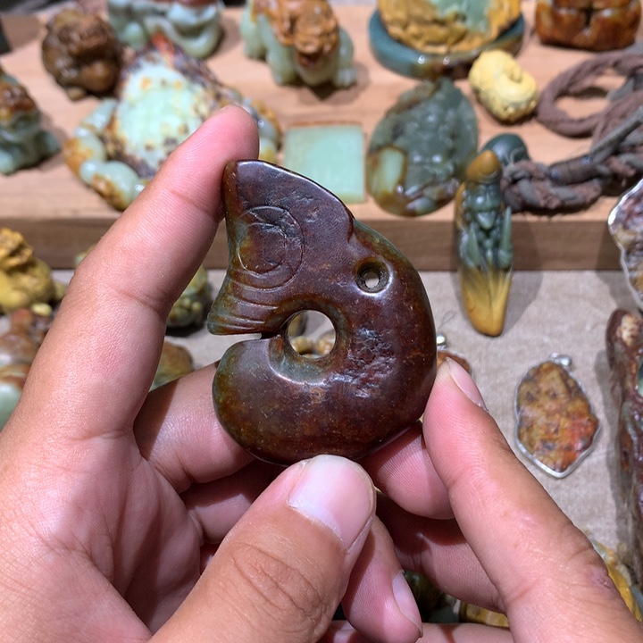 未镶嵌岫岩河磨玉（透闪石质玉）把件