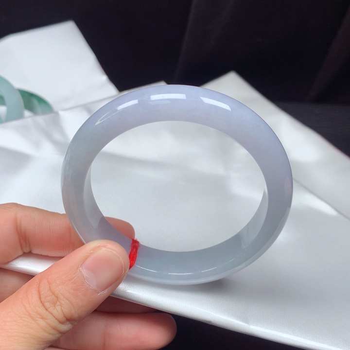 翡翠手镯未镶嵌。