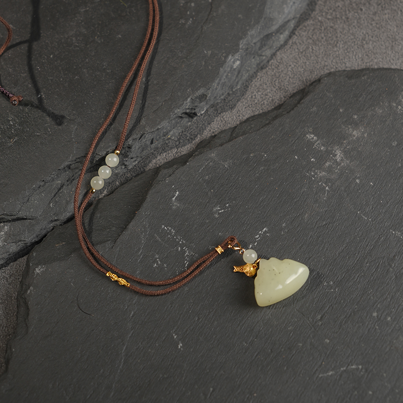 新疆和田玉 若羌黄玉靠山吊坠多样性发一件