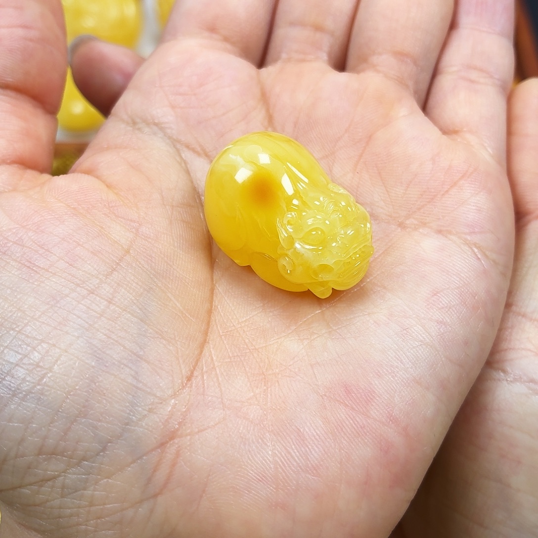 蜜蜡未镶嵌颈饰焦皮浓蜡妖花貔貅