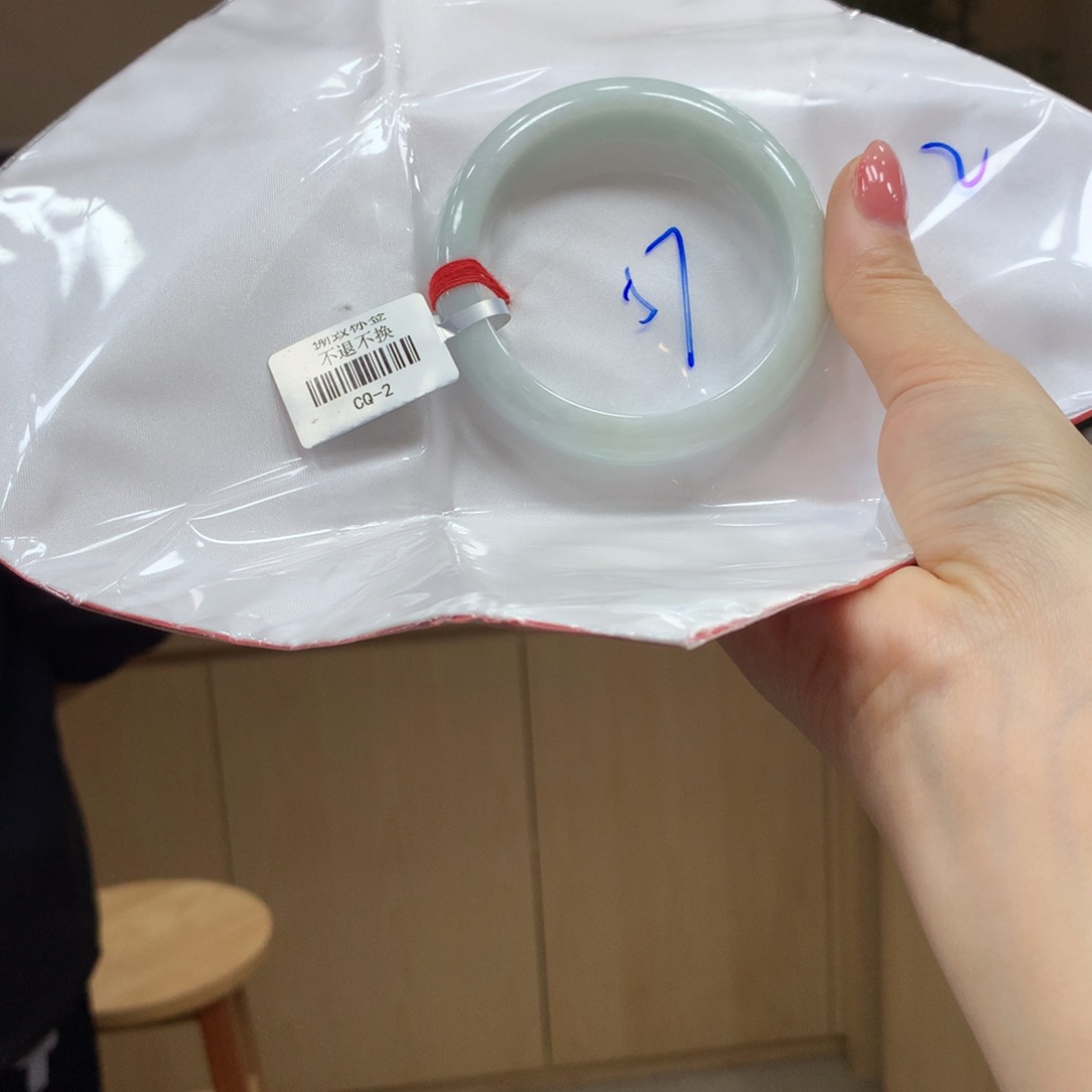 翡翠手镯未镶嵌不退不换