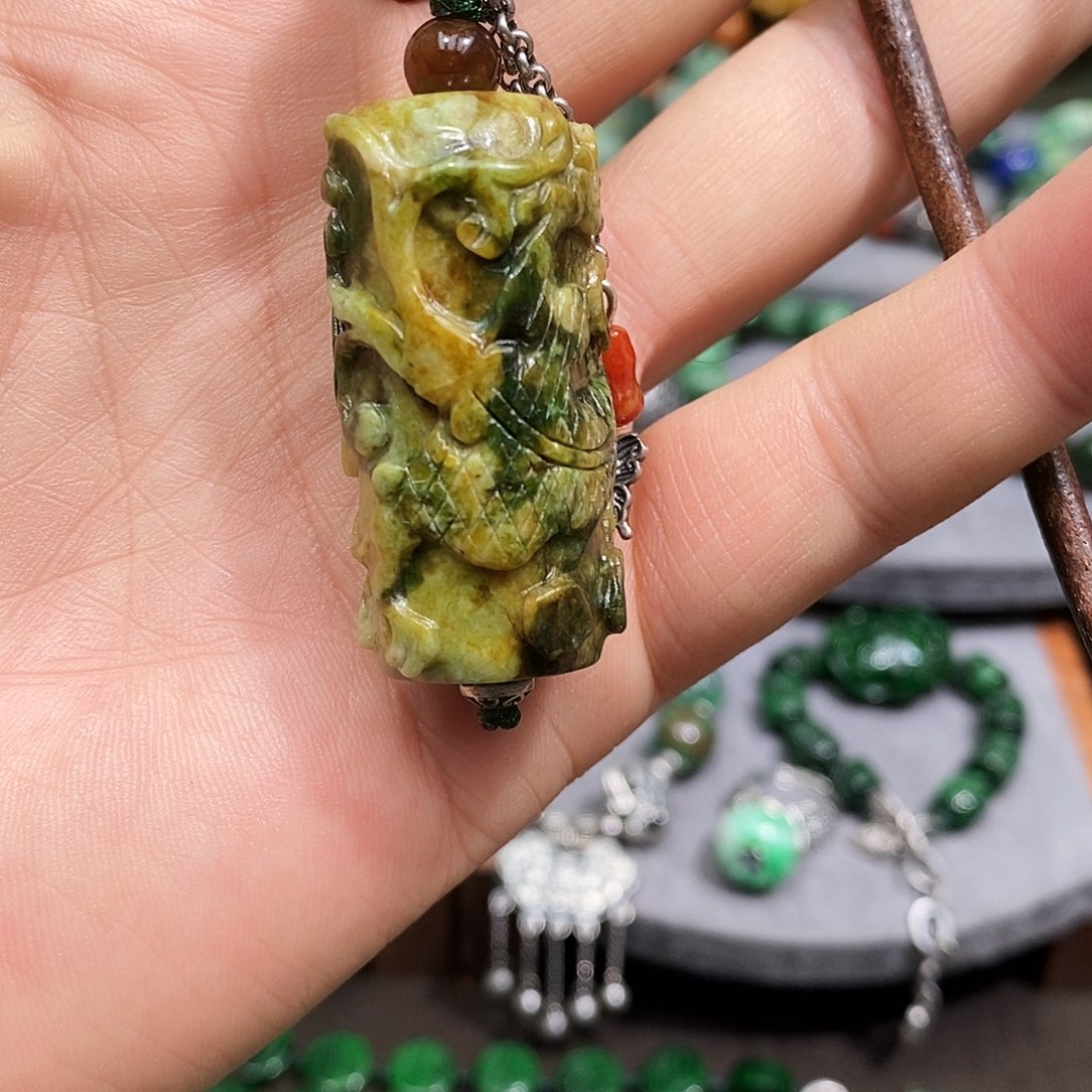 颈饰银S925镶嵌翡翠漂亮美眉