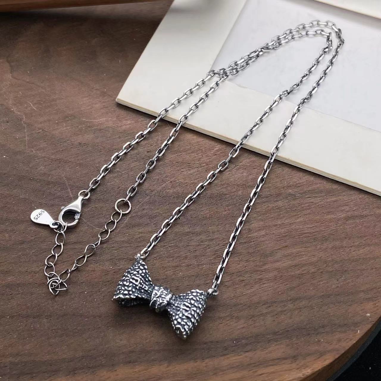 鸿聚隆 坠链均925银 A036做旧小众岩石肌理纹蝴蝶结银项链