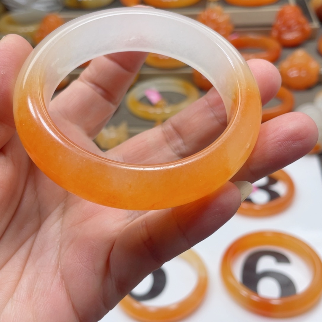 未镶嵌石英质玉（黄龙玉）手镯我**花