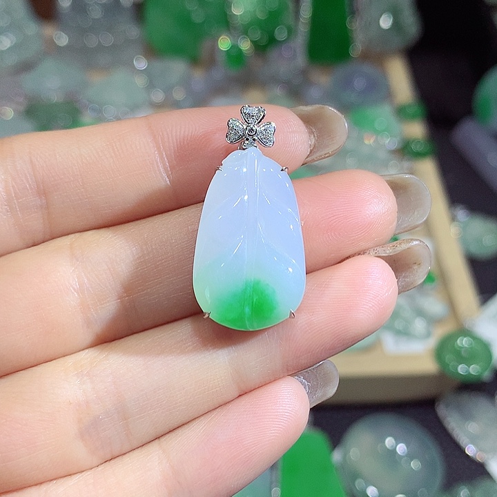 翡翠18K金镶嵌颈饰叶