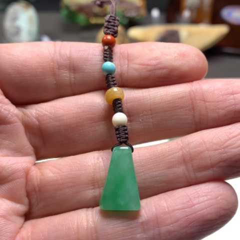 翡翠颈饰未镶嵌你****?天然翡翠果绿手机坠