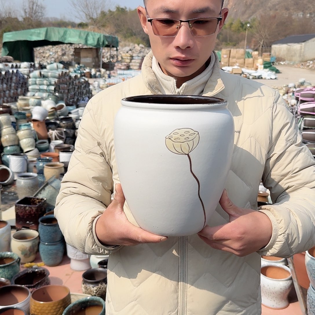 紫砂花盆口18高23（莲子刻绘老庄一个