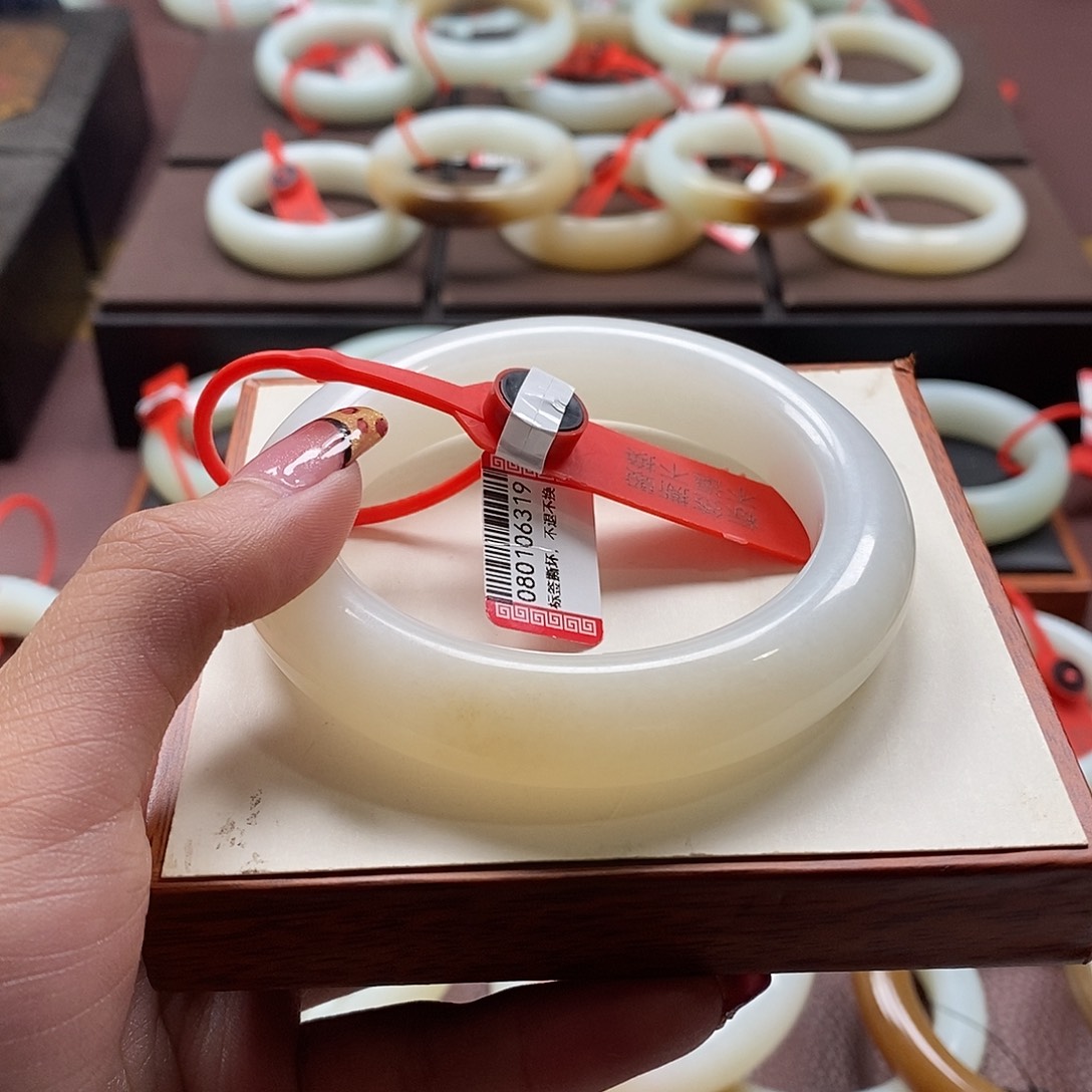 和田玉手镯未镶嵌宿****司