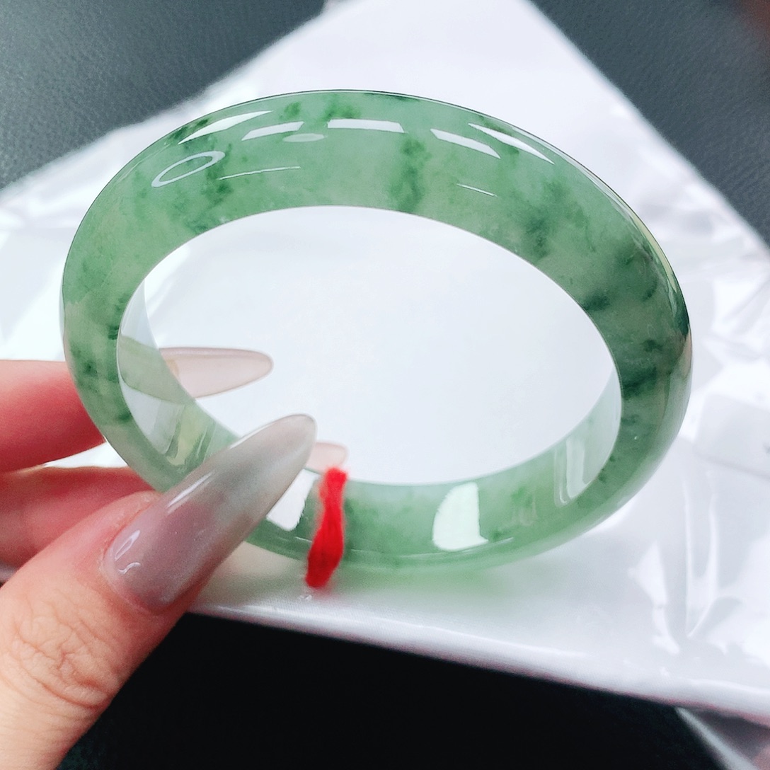 翡翠手镯未镶嵌54圈