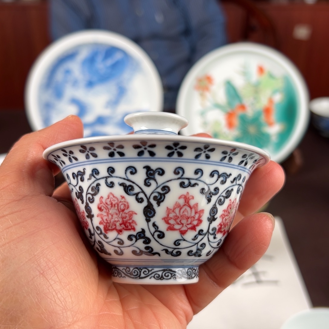 景德镇釉里红缠枝莲盖碗