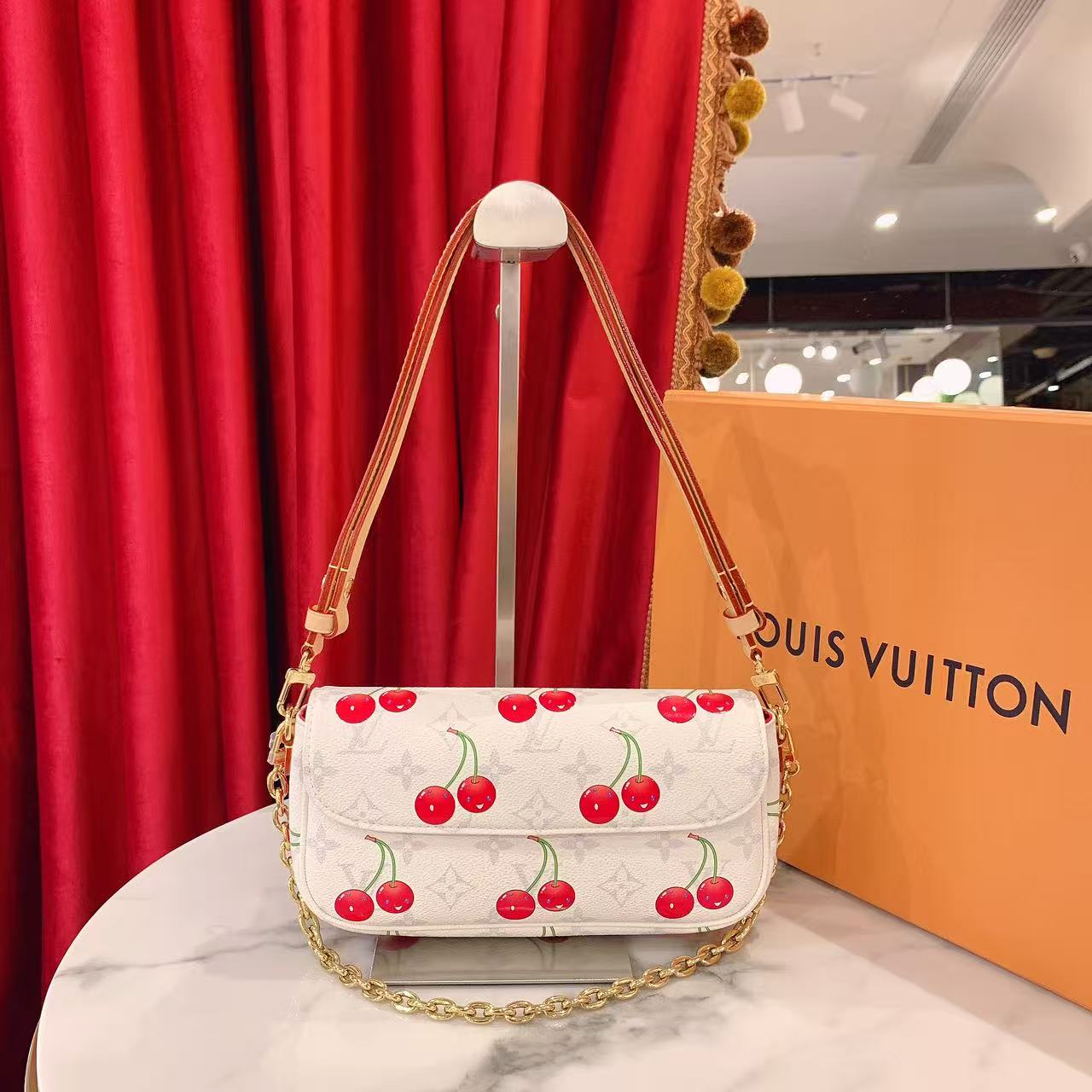 95新 LouisVuitton/路易威登 GGSivy白色樱桃金扣牛皮 31531369