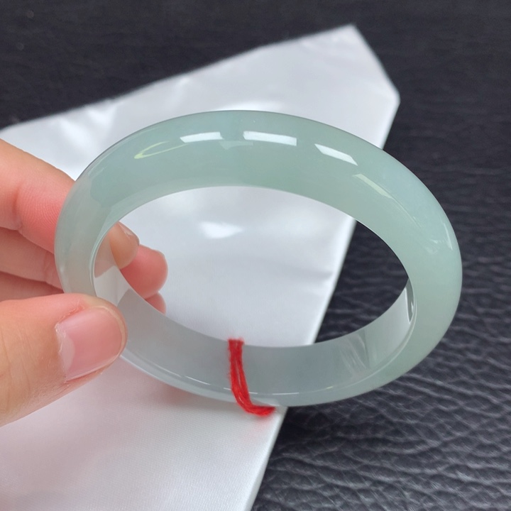 翡翠手镯未镶嵌。