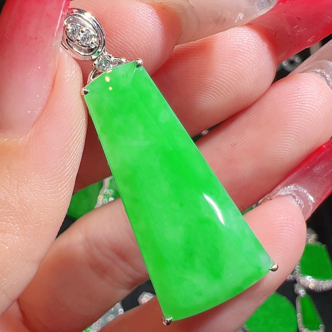 颈饰18K金镶嵌翡翠